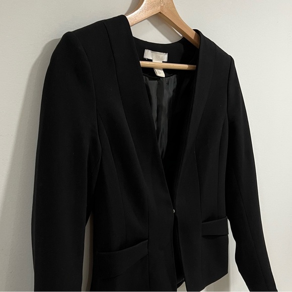 Cropped Black Blazer - Picture 3 of 3